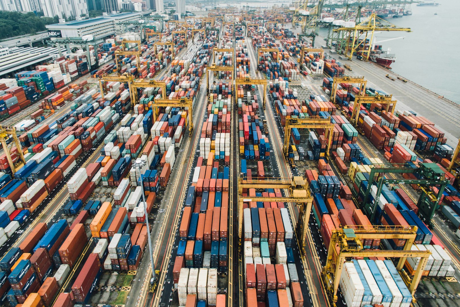 Vue aérienne d'un terminal à conteneurs dans un port international