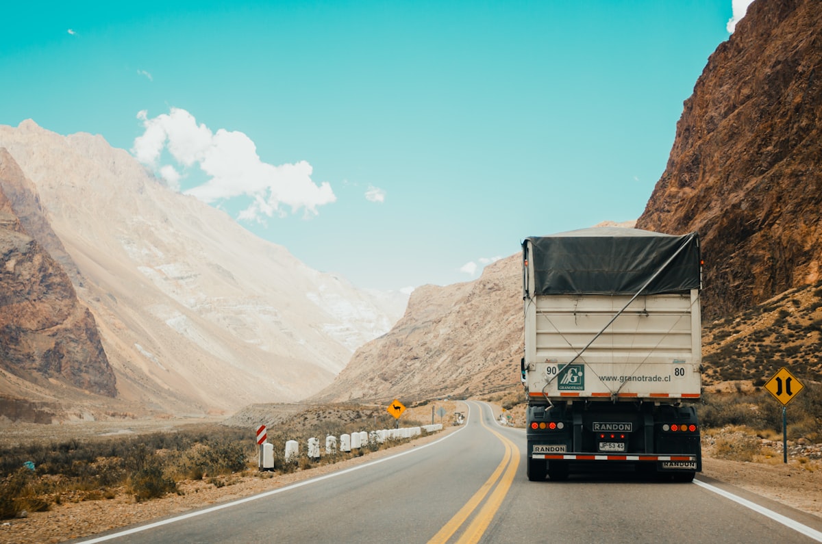 Camion de transport de marchandises sur une route