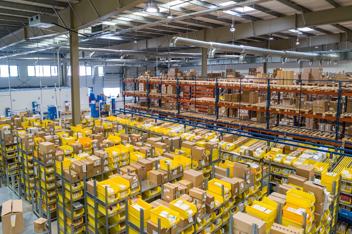 Entrepôt logistique avec marchandises stockées sur racks
